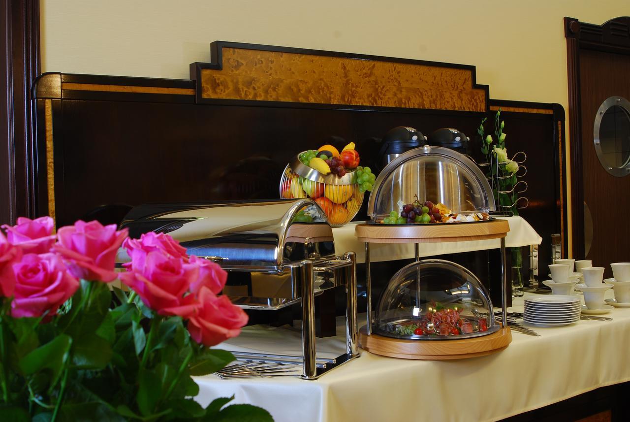 Hotel Victoria Wloclawek Bagian luar foto