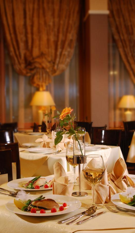 Hotel Victoria Wloclawek Bagian luar foto